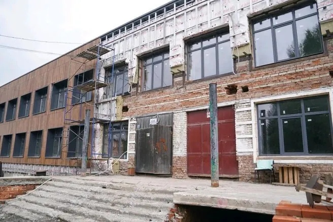 В 2024 году детям курорта обещали новую отремонтированную школу, но после двух лет и потраченных 500 млн рублей здание остаётся в неудовлетворительном состоянии. На стройплощадку планируют дополнительно направить свыше 300 млн рублей; сроки начала занятий пока не уточняют.