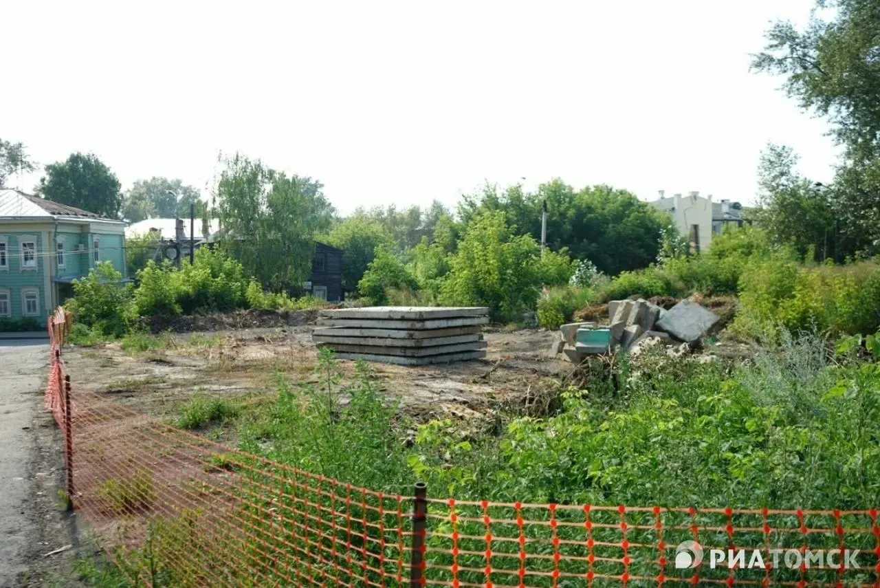 Двухэтажный деревянный дом на Крылова, 8 (стр. 3), разобранный после сильного пожара в сентябре 2024 года, готовят к сборке на площадке: начался монтаж ограждающих конструкций, в 2026 году планируют восстановить фундамент, полную реконструкцию рассчитывают завершить к 2027 году.