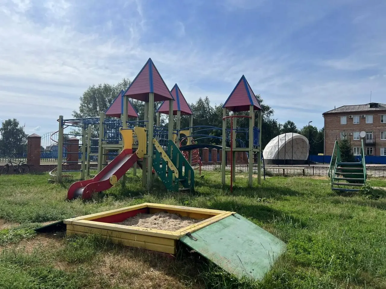 В селе Зырянское Томской области по результатам прокурорской проверки устранили нарушения на детской игровой площадке: обновили покрытие, починили песочницу и установили информационные таблички.
