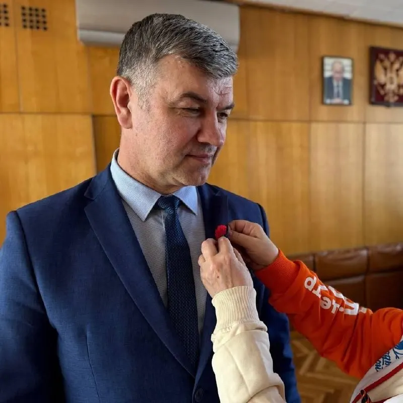 Министра промышленности и торговли Новосибирской области Андрея Гончарова, обвиняемого в завышении цен при закупках для участников СВО, освободили из СИЗО после более года содержания и поместили под домашний арест. Прокуратура намерена обжаловать решение суда.