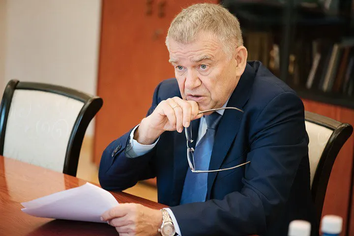 Советский районный суд Новосибирска отклонил апелляцию и подтвердил шестимесячную дисквалификацию Валентина Пармона по делу о повторном неисполнении требований прокурора.