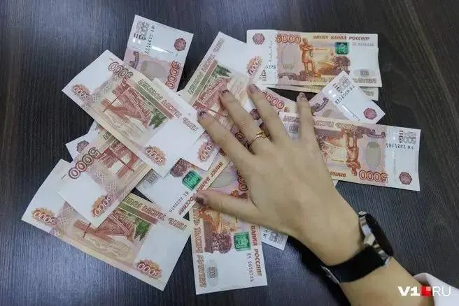 Автоэлектрики и сварщики лидируют по зарплатам — до 200 000 руб.; стоматологи, кровельщики и промышленные альпинисты также в числе самых оплачиваемых.