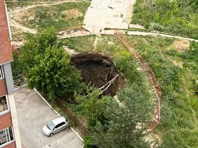 Мэр подписал постановление: городские службы работают в усиленном режиме из‑за масштабной аварии на канализационном коллекторе. На полное устранение последствий и благоустройство потребуется около трёх месяцев.