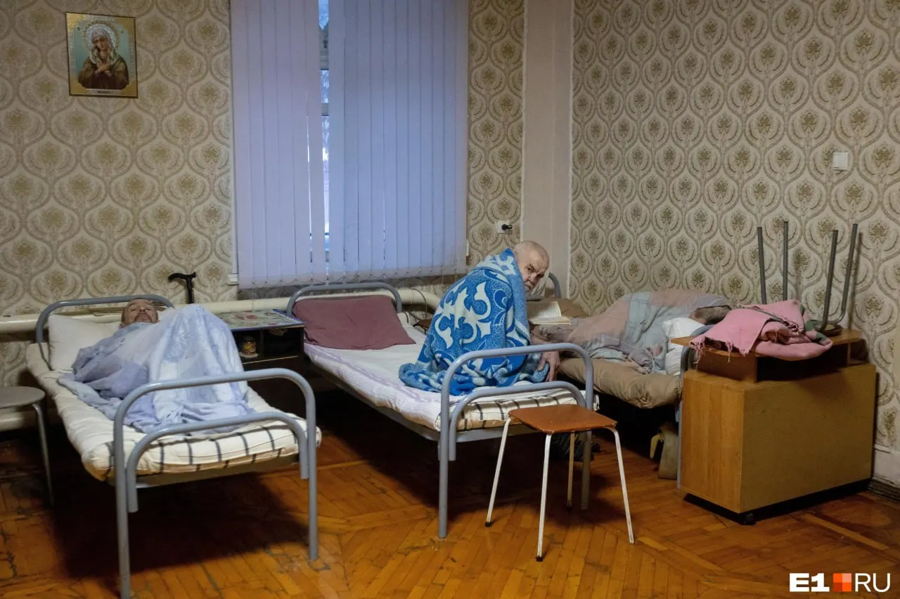 В Кемерове сотрудники дома престарелых обвиняются в жестоком обращении и антисанитарии. Руководство опровергает сведения, начата проверка Следственного комитета.