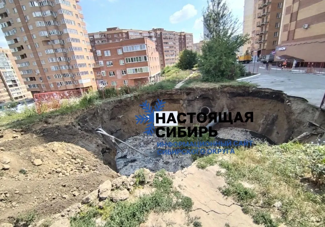 Из‑за обвала грунта на глубине 15 м и повреждения канализационного коллектора провис водопровод — часть левобережья Новосибирска осталась без воды, идут аварийные работы и откачка воды.