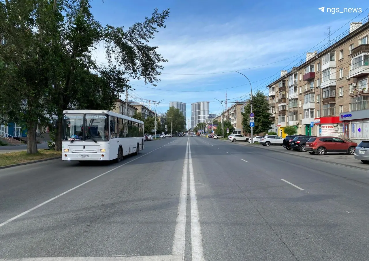 Из‑за нехватки топлива утром 6 июля автомобильный трафик в Новосибирске резко снизился — многие центральные магистрали и мосты были почти свободны.