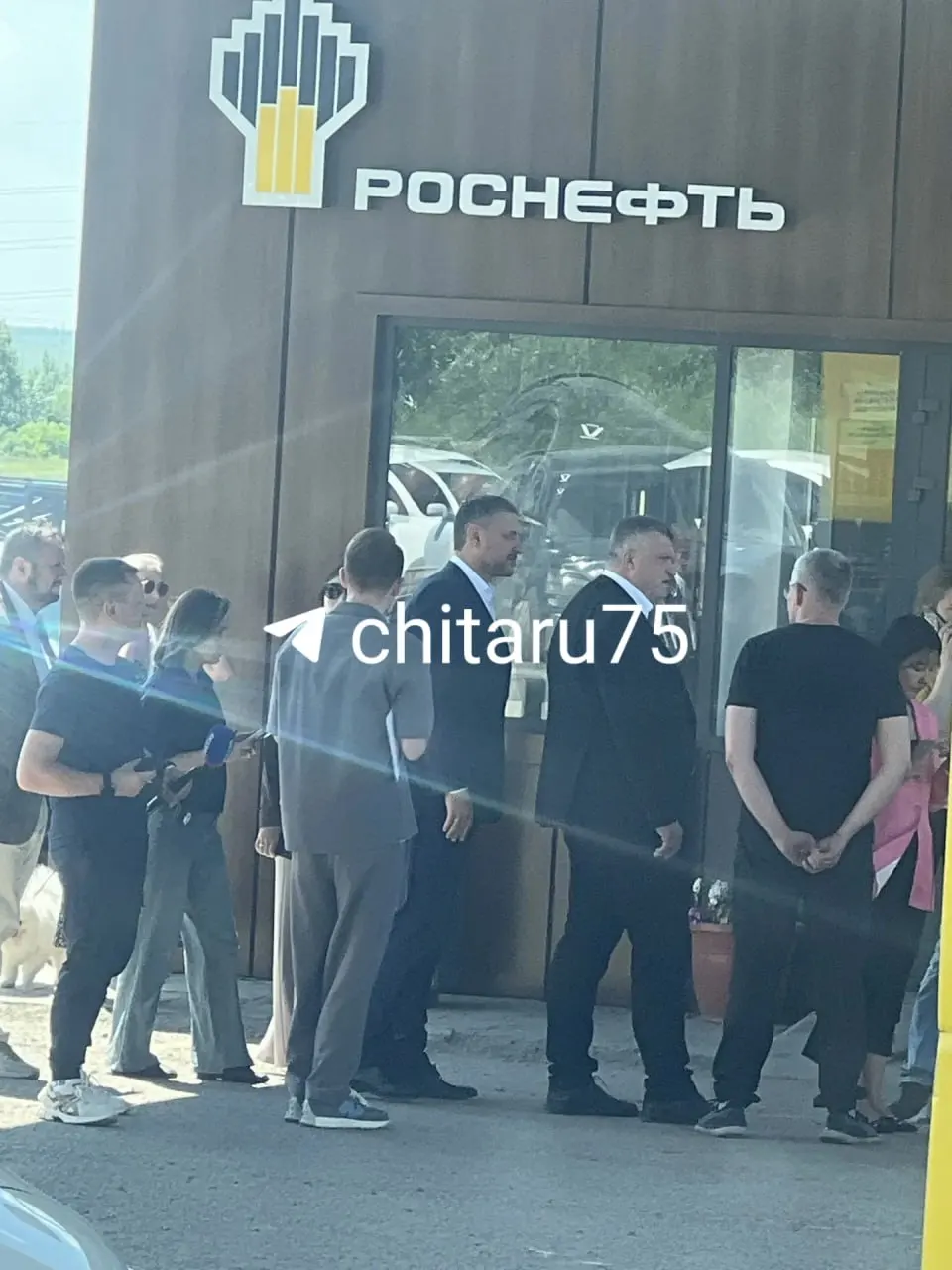Александр Осипов, мэр Инна Щеглова и зампред Павел Волков были замечены на автозаправке на Маршала Жукова. Очевидцы говорят об отдельной очереди для людей с инвалидностью и проверке документов.