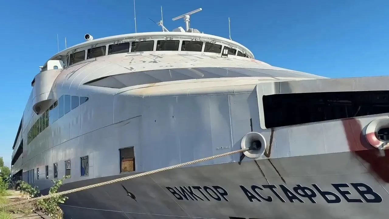 Судно, которое ожидают в Красноярске, проверяют на Ладожском озере: тестируют двигатель, навигацию и палубное оборудование, сроки отправки в Енисей пока не названы.