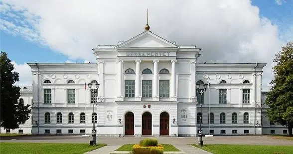 Вуз фиксирует рост числа абитуриентов — примерно на 500 заявлений больше, чем в прошлом году. Особенно востребованы ИТ‑направления, «Цифровой юрист» и «Литературное творчество»; часть первокурсников будет учиться по новым федеральным программам.
