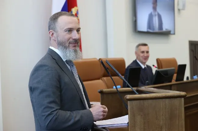 Из СИЗО бывший глава Игарки Евгений Никитин заявил, что первый вице‑губернатор Сергей Пономаренко покровительствует коррупционным схемам и через кадровые решения создает условия для хищений средств ЖКХ.