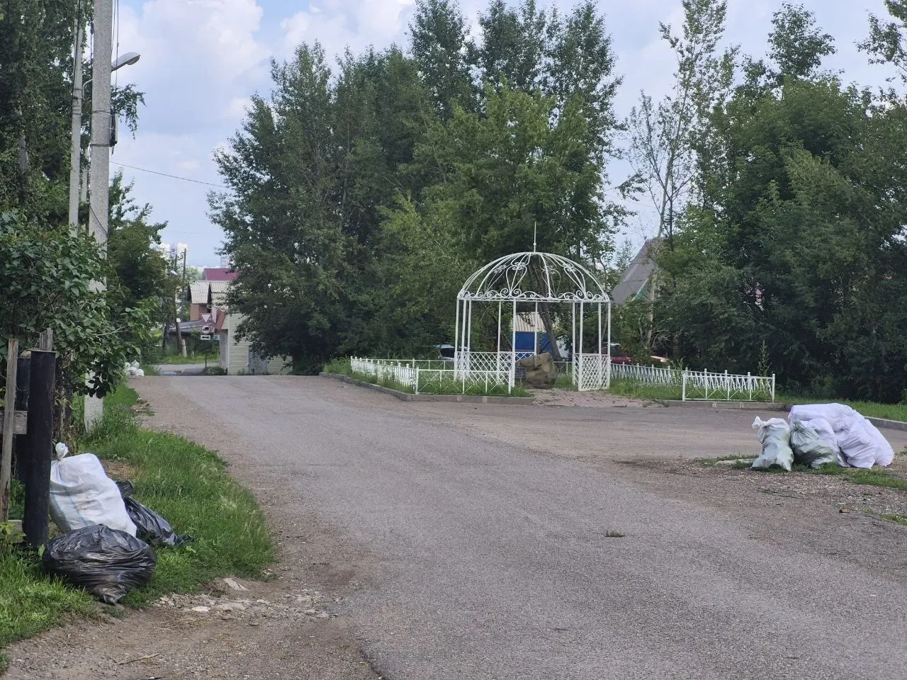 Мешки с отходами скапливаются вдоль дорог: по графику мусоровозы должны приезжать по средам и воскресеньям, но последний вывоз был 15 июля.