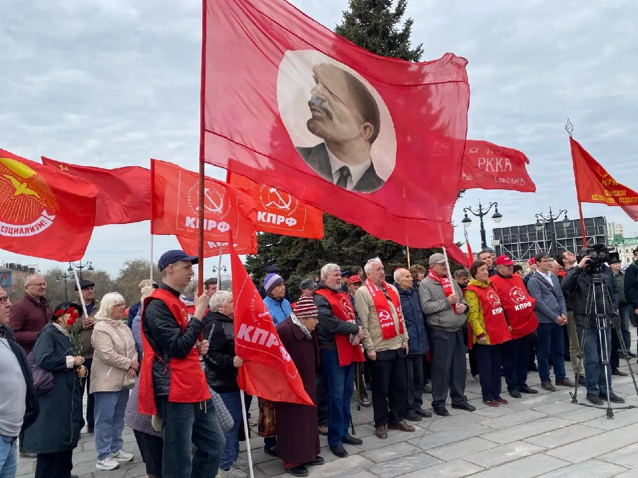 Депутаты планируют поправки в закон об избирательных правах после решения Конституционного суда. Новые нормы должны защитить партии от бюрократических отказов комиссий, но начнут действовать лишь со следующей кампании и не спасут некоторые партии от риска недопуска.