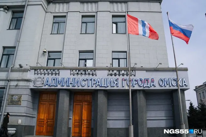 В департаменте образования администрации Омска подтвердили отсутствие сотрудницы Татьяны Ш.: одни отделы сообщают об увольнении, другие — что она в отпуске; в мэрии опровергли увольнение.