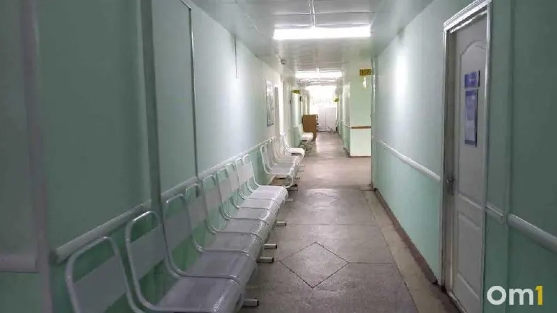 В одной из омских больниц провели срочную остеосинтезную операцию — уже через несколько дней столетняя женщина смогла передвигаться с помощью ходунков.
