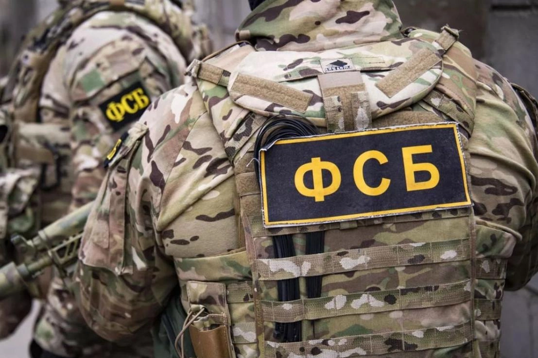 В ФСБ сообщили о задержаниях и изъятии 24 FPV‑дронов, мобильных станций управления и оборудования связи. По версии ведомства, подготовка атак велась при причастности украинских спецслужб и охватывала несколько регионов России.