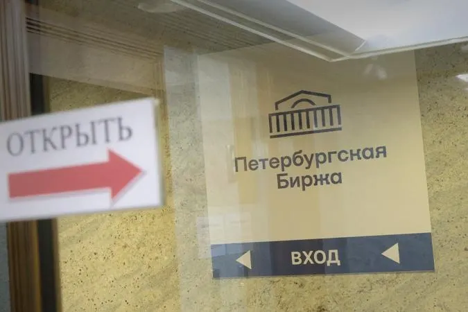 Биржа запретит покупки топлива лишь для перепродажи посредникам: закупать бензин можно будет только для собственных нужд или для поставки заранее указанному конечному потребителю. Изменения вводятся на фоне сокращения предложения и временного снижения доли биржевых продаж топлива.