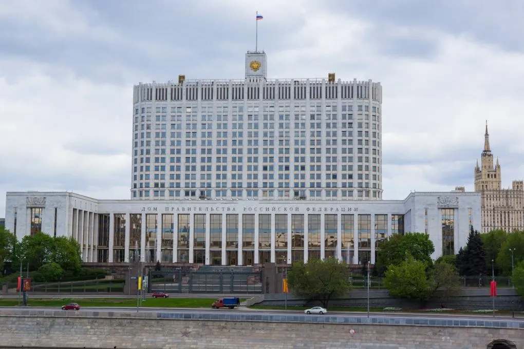 Правительство предлагает разрешить Минобороны принимать на контракт в период мобилизации и военного времени людей с судимостью или обвиняемых по ряду преступлений; при этом часть тяжких составов останутся в списке запретов.