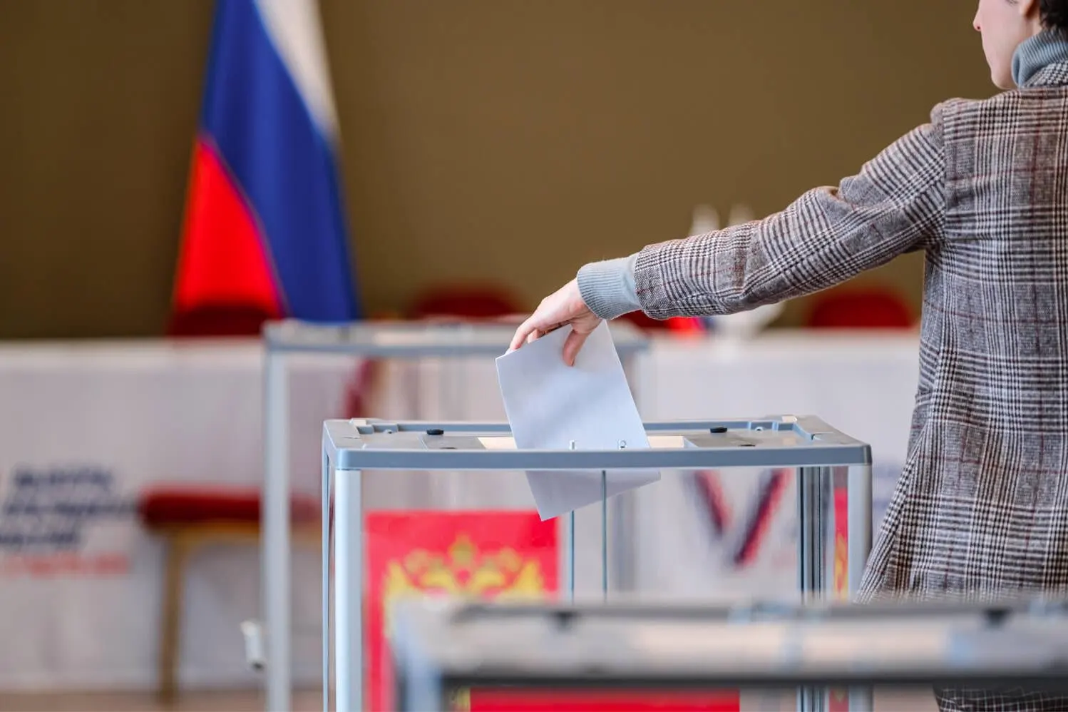 Кандидат-самовыдвиженец Борис Надеждин объявил о приостановке сбора подписей после признания «иноагентом» и административного дела. На фоне ужесточения репрессий и проблем с верификацией подписей количество самовыдвиженцев на выборах заметно сократилось.