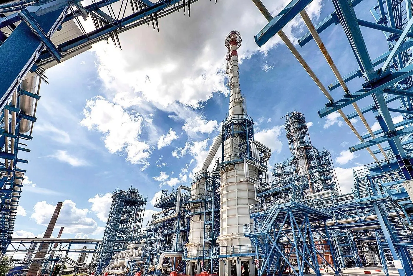 Власти в июне повысили выплаты нефтепереработчикам более чем в шесть раз — до 210,6 млрд рублей — чтобы удержать дополнительные объёмы бензина и дизеля внутри страны и не допустить роста цен.