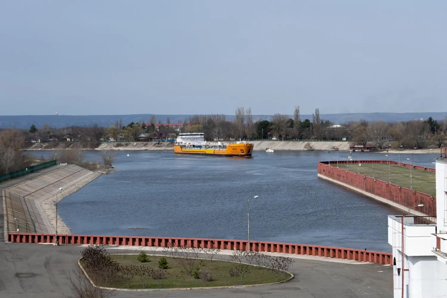 По данным отраслевых источников, Россия временно закрыла Азово‑Донский канал после серии ударов дронов по судам. Остановка движения может повлиять на экспорт зерна и поставки топлива в Крым.