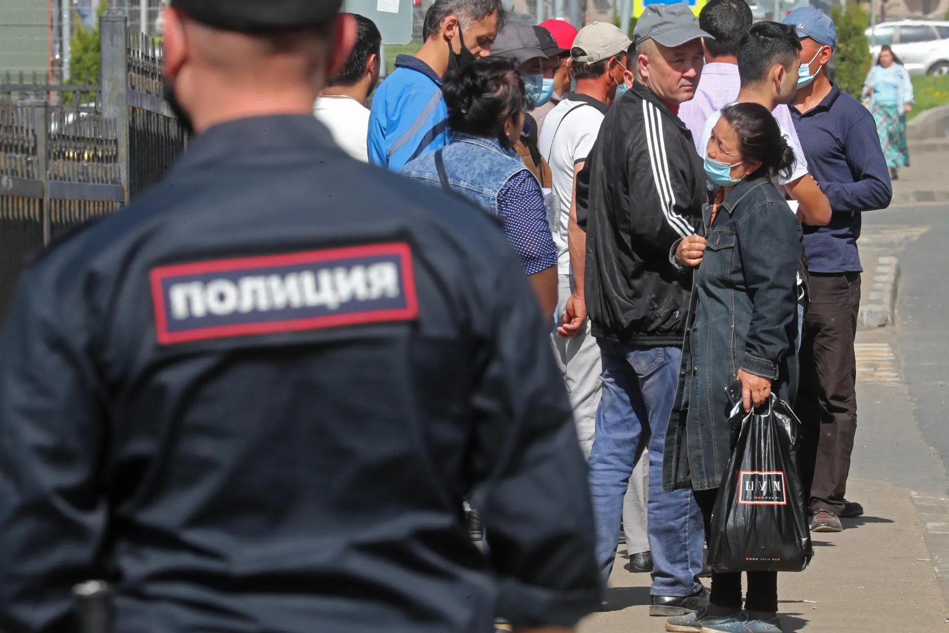 Во второе чтение в Госдуме внесены поправки к закону об обязательной депортации иностранцев — в список нарушений хотят добавить неповиновение законному требованию пограничника и дискриминацию.
