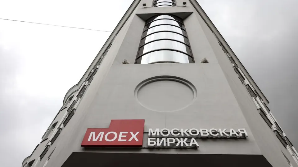 После короткой передышки падение возобновилось: индекс Мосбиржи потерял около 2,1% за день, обновив минимумы с февраля 2023 года; инвесторы все ближе к панике на фоне геополитики, инфляционных рисков и проблем с топливом.