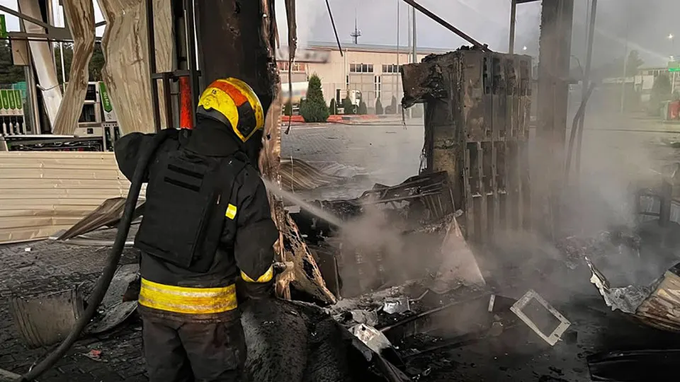 В результате налёта беспилотников в Днепропетровской области повреждены пять автозаправок, есть погибшая и раненые. Атака совпала с масштабным дефицитом топлива в России: производство бензина сократилось, введены лимиты и экстренные импортные закупки.