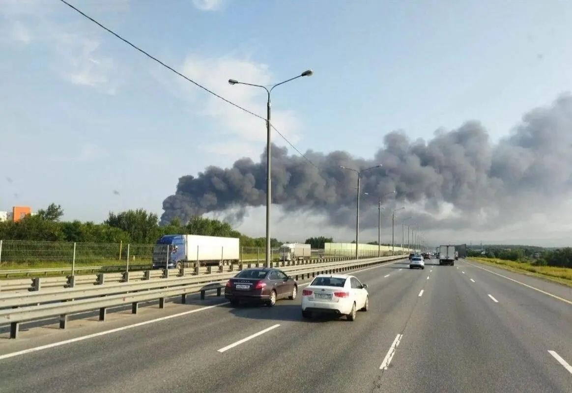 После ночной волны ударов беспилотников в Подмосковье загорелся склад логистической компании 3PL в Коледине. Одновременно фиксируют повреждения и жертвы в других регионах — от Московской области до Белгородчины.