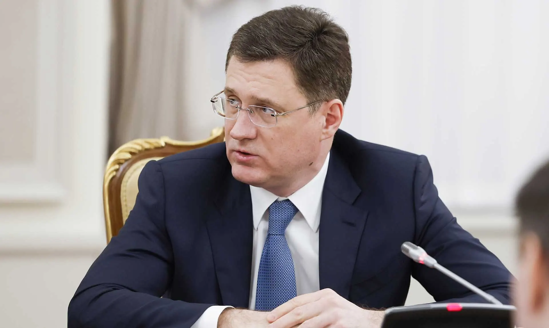 Вице‑премьер заявил, что в целом в стране достаточно бензина и дизеля; единичные перебои на отдельных АЗС связаны с логистикой и оперативно устраняются. При этом в ряде регионов вводились режимы повышенной готовности из‑за нехватки топлива, а дефицит связывают с ударами по нефтяной инфраструктуре.