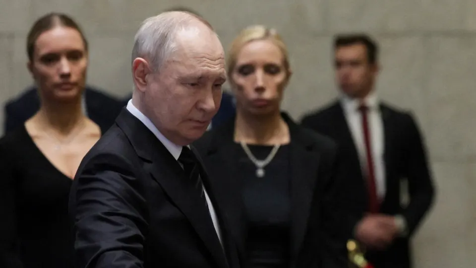 По данным источников, российское руководство отвергает территориальные компромиссы и может усилить наступление на Донбасс; это повышает риск новой массовой мобилизации и расширения ударов за пределы Украины.
