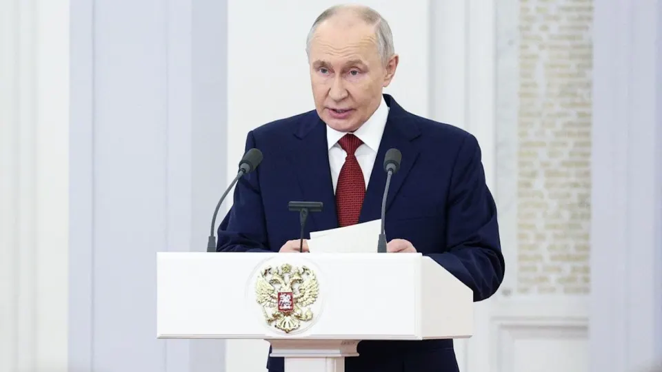 Президент заявил, что укрепление обороны останется ключевым приоритетом бюджетной политики 2027–2029 годов. Эксперты отмечают значительный рост военных трат, возможный секвестр гражданских расходов и усиление дефицита бюджета; накопленные расходы на войну с 2022 года оцениваются примерно в 53 трлн рублей.