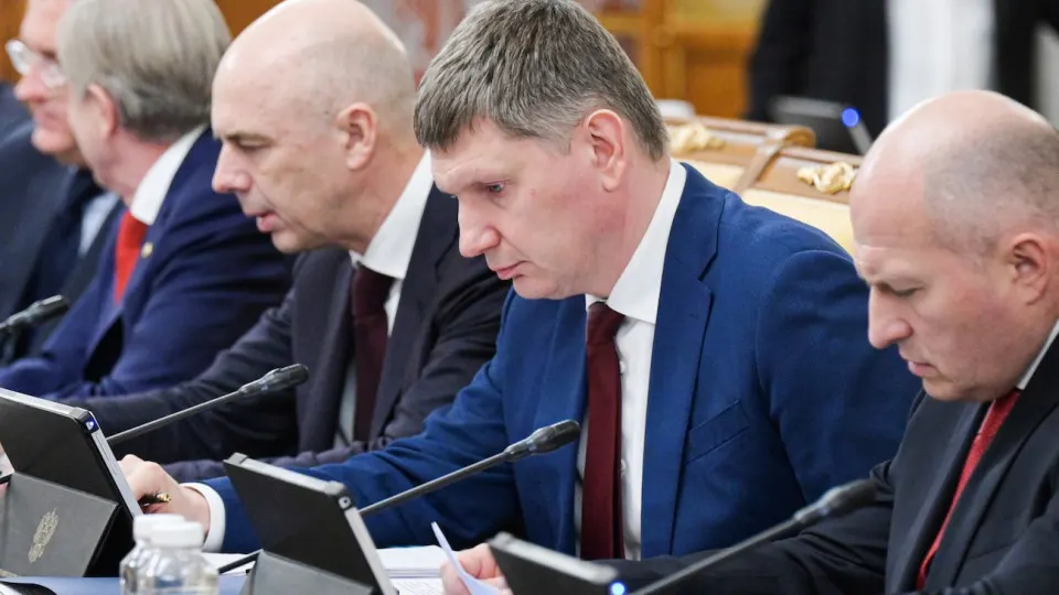 По оперативным данным Минэкономразвития ВВП за январь–май прибавил 0,2%. При этом промышленность и инвестиции в целом остаются в стагнации, а экономика все сильнее сегментируется между растущим госсектором и отстающими частными отраслями.