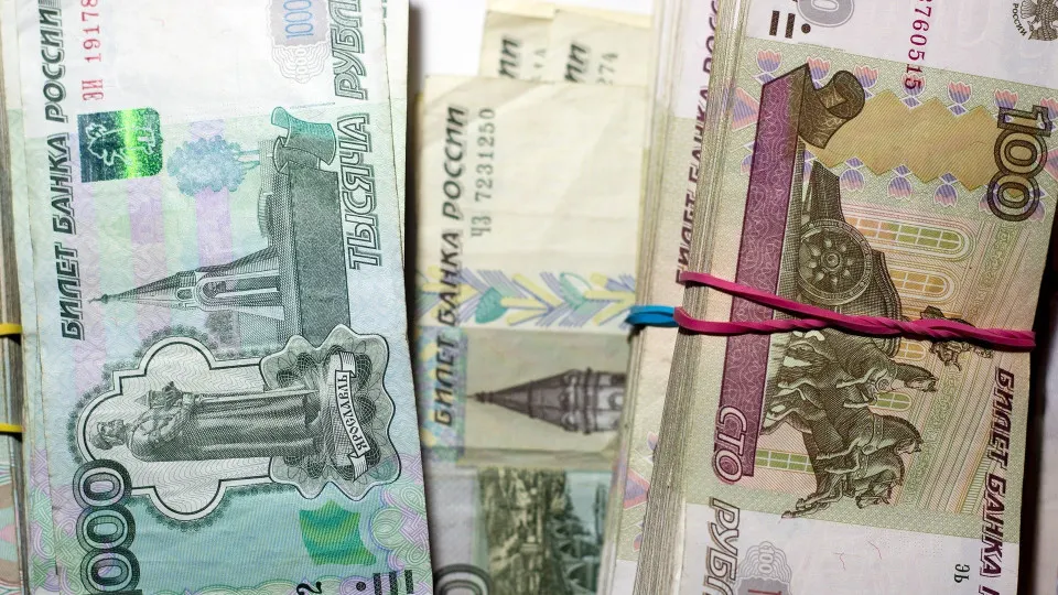С 1 по 16 июля объём наличных в обращении вырос на 513 млрд рублей. Банки теряют примерно 250 млрд руб. в неделю, Центробанк наращивает операции репо, а доля проблемных кредитов растёт — это повышает риск напряжённости в банковском секторе.
