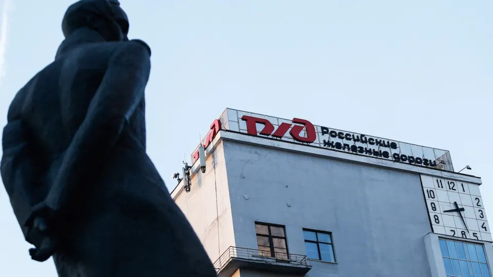 Правительство ускорило очередной рост тарифов РЖД до 1 октября, чтобы поддержать монополию с крупным долгом и сокращающейся выручкой; компания одновременно сокращает инвестиции и персонал.