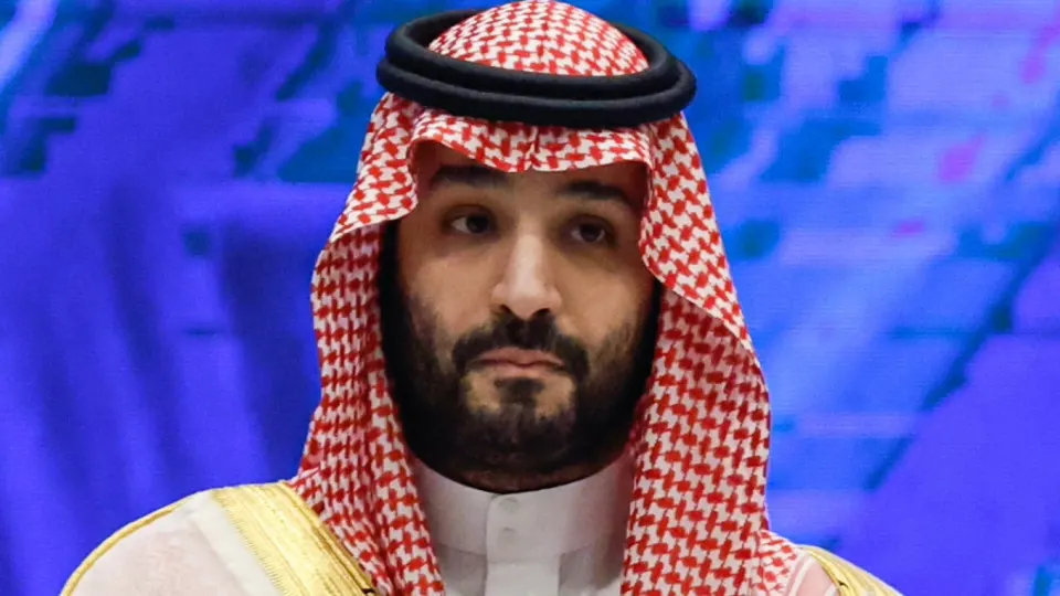Королевство сократило официальную отгрузочную цену Arab Light на $11 за баррель и впервые с 2020 года предложило нефть с дисконтом к региональным бенчмаркам. Это усиливает давление на цены Brent и Urals и угрожает доходам экспортёров.