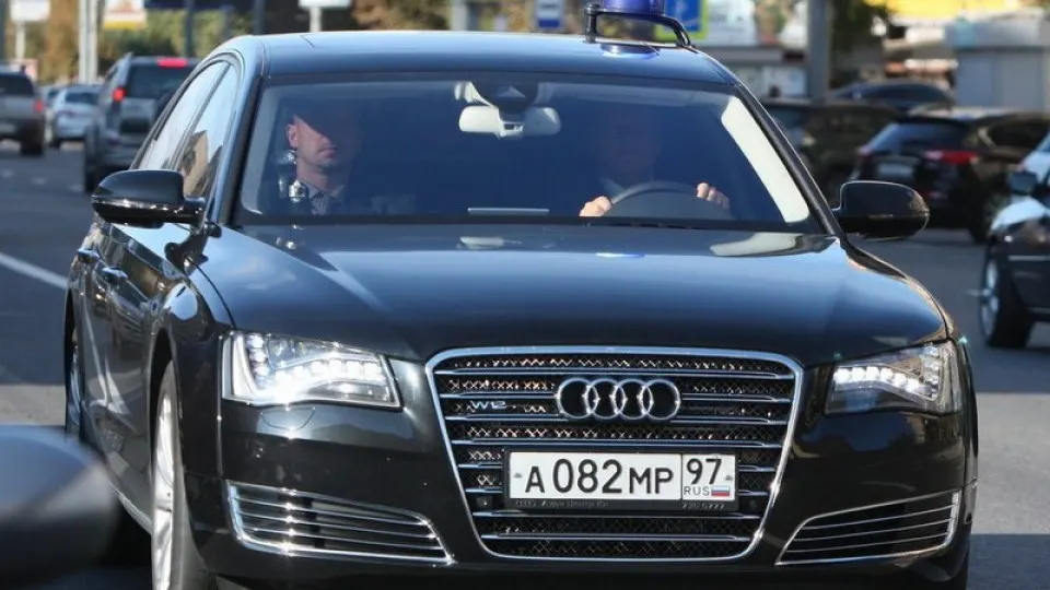 В ряде регионов бензин на автозаправках отпускают в приоритетном порядке спецтранспорту и госслужащим. Это происходит на фоне серьезного сокращения переработки нефти после ударов по НПЗ и введения лимитов на розничные продажи топлива.