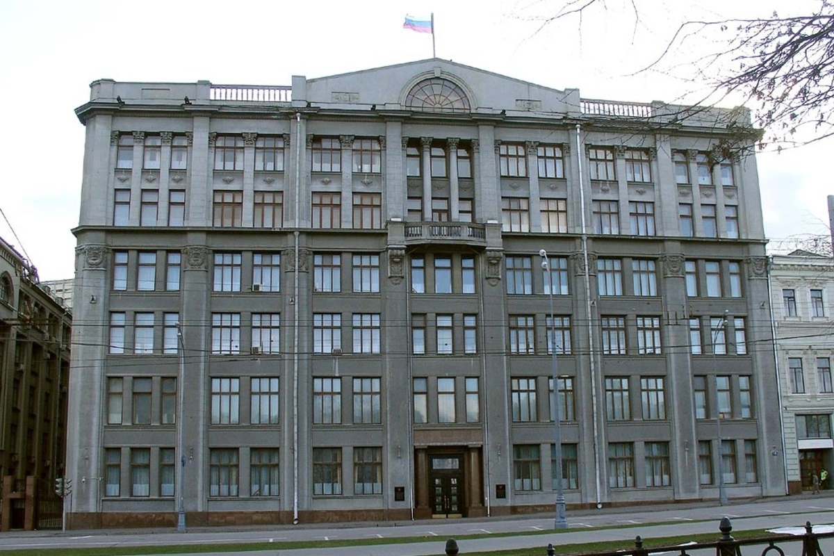 Администрация президента рекомендовала крупным провластным медиа воздерживаться от публикаций с последствиями ударов украинских сил по российской территории и чаще демонстрировать результаты ответных ударов; часть крупных телеграм‑каналов уже удаляет или сокращает такие материалы, в элитах обсуждают возможность ужесточения ответственности за публикации.