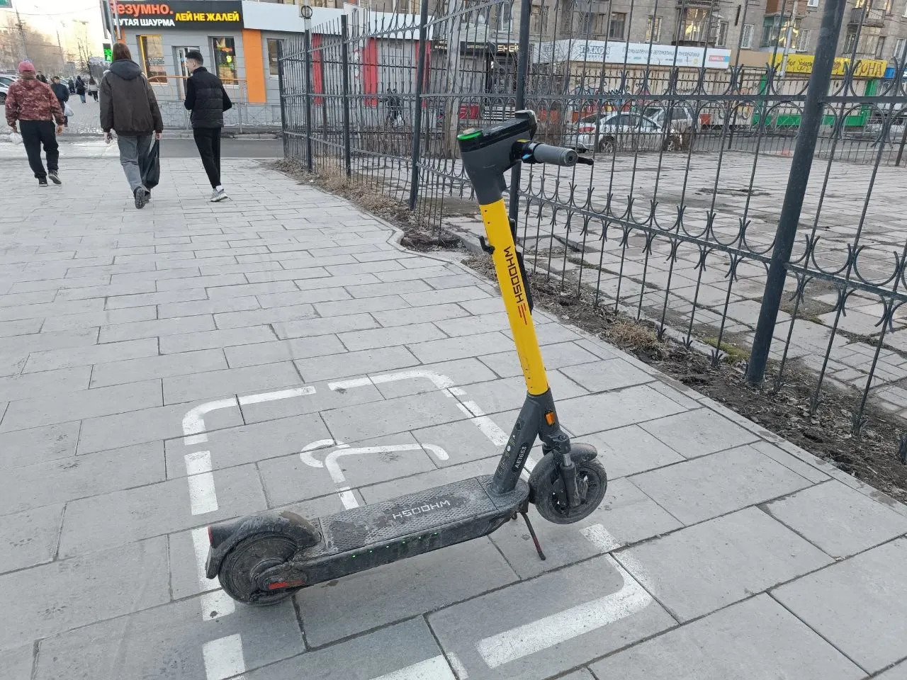 В Омске обсуждают исключение парковки прокатных самокатов у дома 111 по Красному Пути; решение находится на стадии антикоррупционной экспертизы.