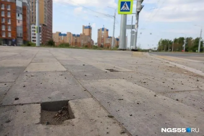 Жительница Омска пожаловалась на состояние бульвара Архитекторов после ремонта; представители городской службы заверили, что проводятся работы по содержанию улицы.