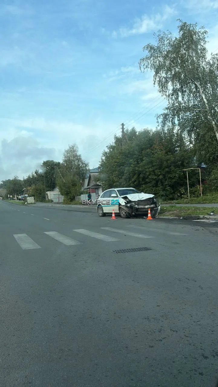 Два автомобиля столкнулись на перекрёстке в Барнауле; пострадавших нет, на место прибыли сотрудники полиции.