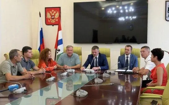 Региональные власти и независимые нефтетрейдеры подписали соглашение о добровольном ограничении надбавки на топливо Газпром нефти; действие — до 15 ноября 2026 года.
