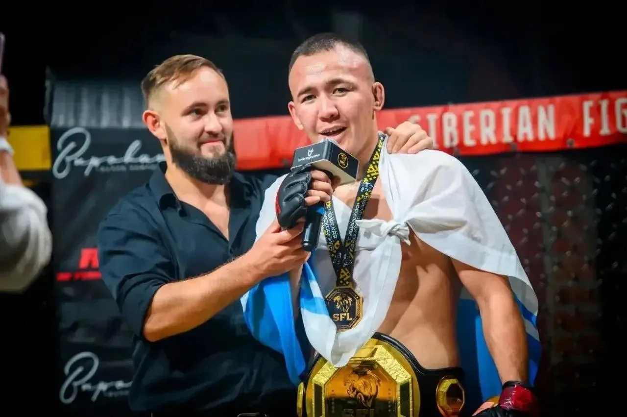 Боец из Республики Алтай выиграл титул чемпиона в весе суперлегком на турнире в Новосибирске.