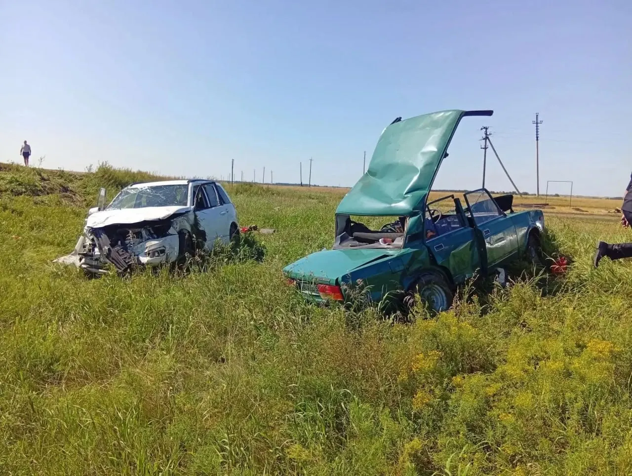 Днём 10 августа в Кормиловском районе произошло ДТП между автомобилями «Жигули» и Suzuki; погиб водитель, пострадали пассажиры, в том числе восьмилетняя девочка и 76-летняя женщина.
