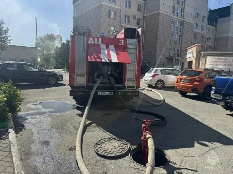 Площадь пожара составила около 10 кв. м; огонь повредил стены, перекрытия и личные вещи в одной из квартир; пострадавших нет.