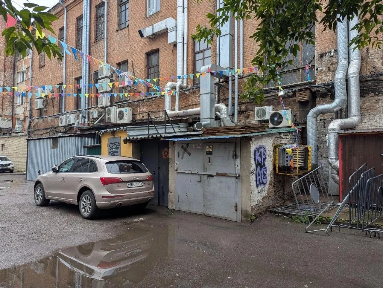 Красноярский бар Illegal занял 12-е место в общенациональном рейтинге лучших баров страны, основанном экспертами индустрии. Заведение известно отсутствием вывески и правилами посещения: наличный расчёт, бронь по номеру телефона, вход и выход ограничены одним визитом за вечер.