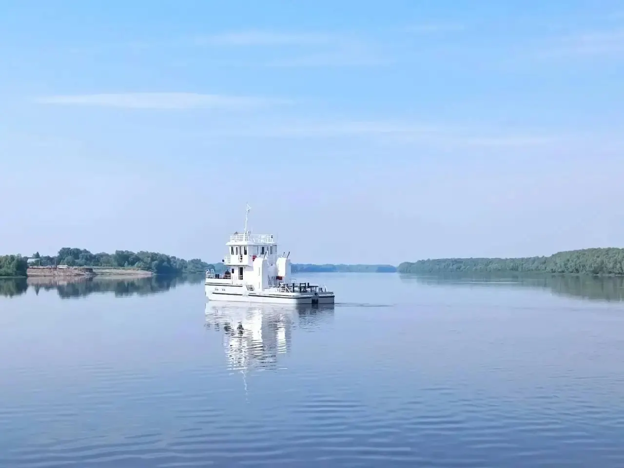 Спустили на воду буксир-толкач ледового класса и несамоходный пассажирский паром для организации переправы через Иртыш по маршруту Тобольск — Бекерево.