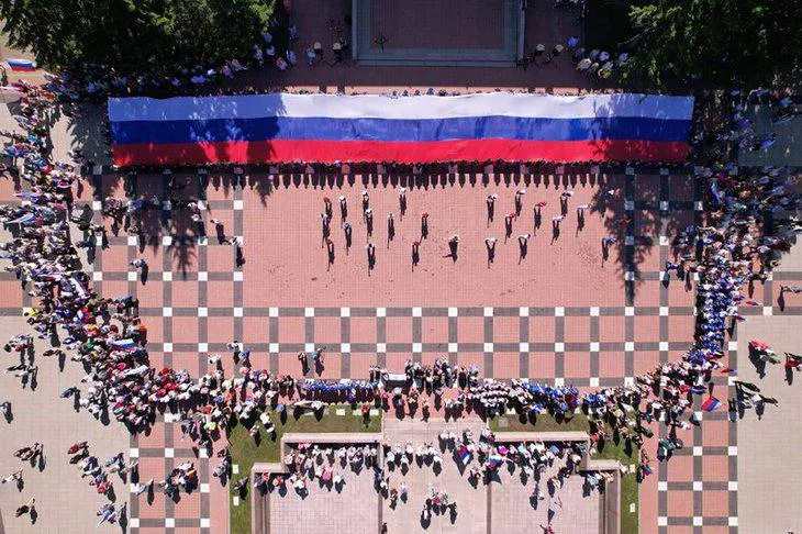 В Иркутске на мемориальном комплексе «Вечный огонь Славы» развернут 25-метровый триколор, пройдёт митинг-концерт с участием местных творческих коллективов.