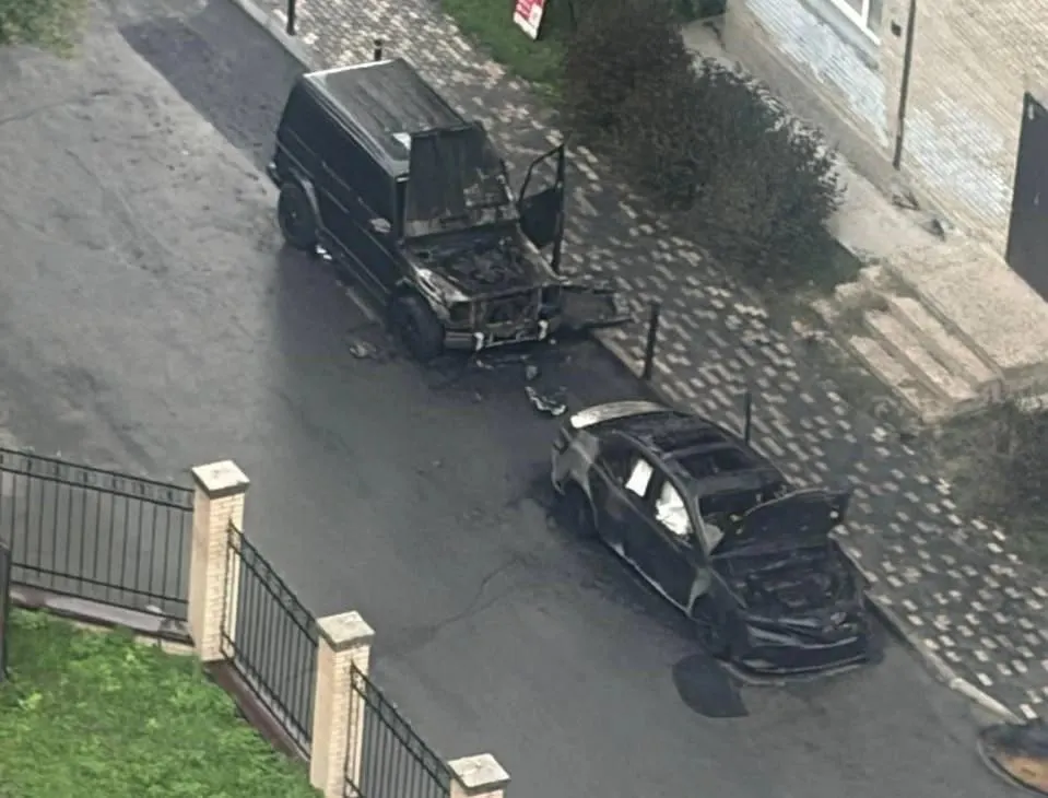 Ночью на улице Дачной загорелись два автомобиля; очевидец сообщил о частой стоянке машин без номеров и попросил откликнуться свидетелей.