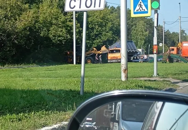 На Бердском шоссе в Новосибирской области произошла авария: у КАМАЗа упал кузов, что вызвало крупную пробку и затруднение движения.