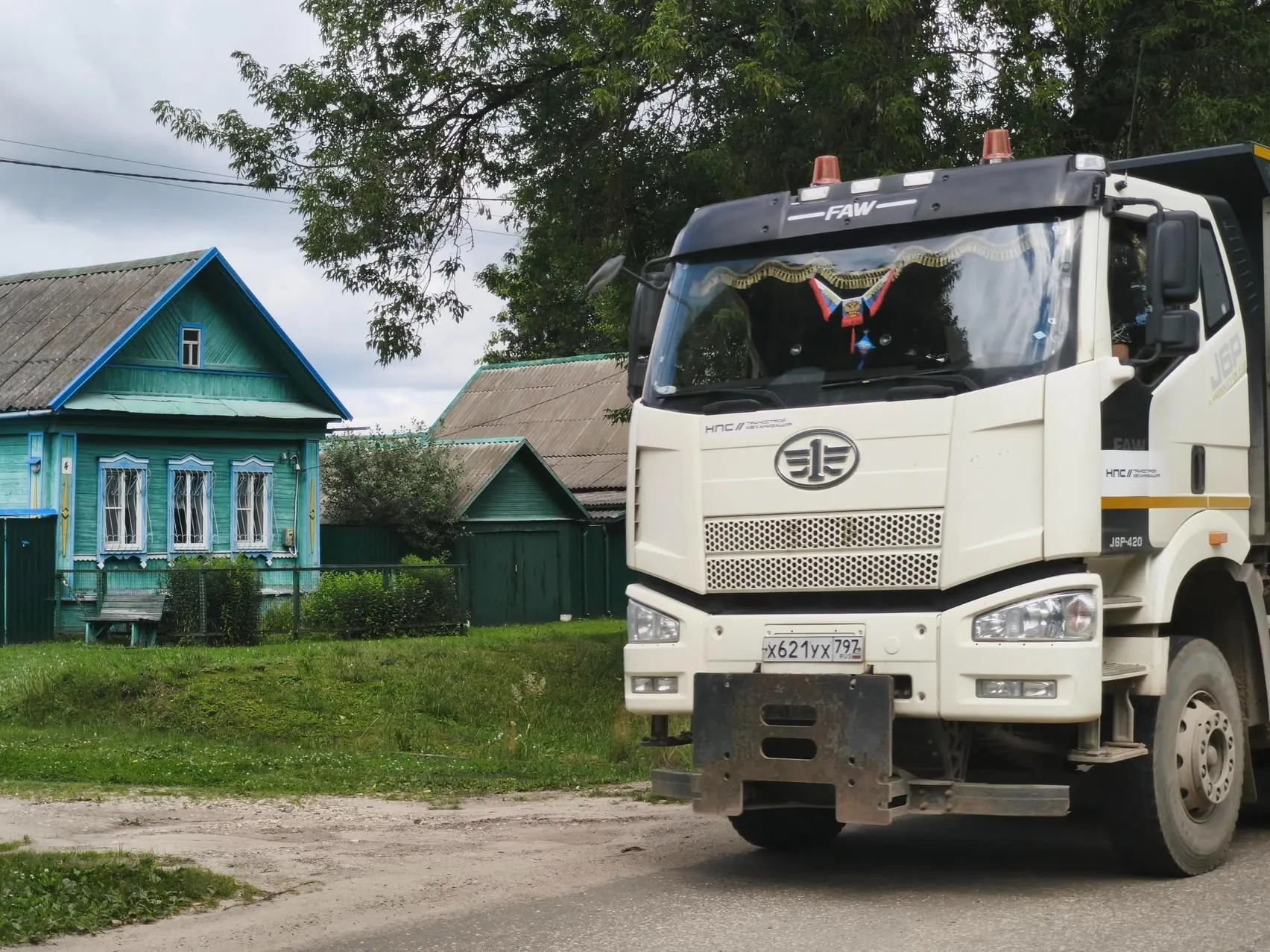 Жители деревень вдоль будущей скоростной магистрали сталкиваются с изъятием жилья, пылью, шумом и соседством с поездами и грузовиками.